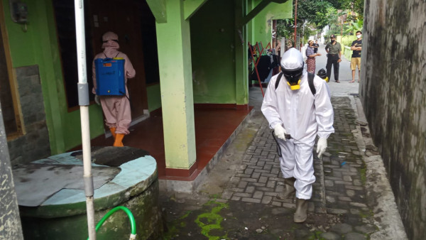 Spraying Tim Gugus Tugas Covid-19 Condongcatur oleh Destana CC